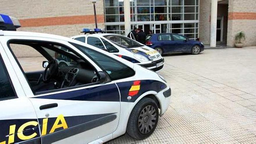 Policías y vigilantes del Campus ayer en el Aulario 1 de la Universidad