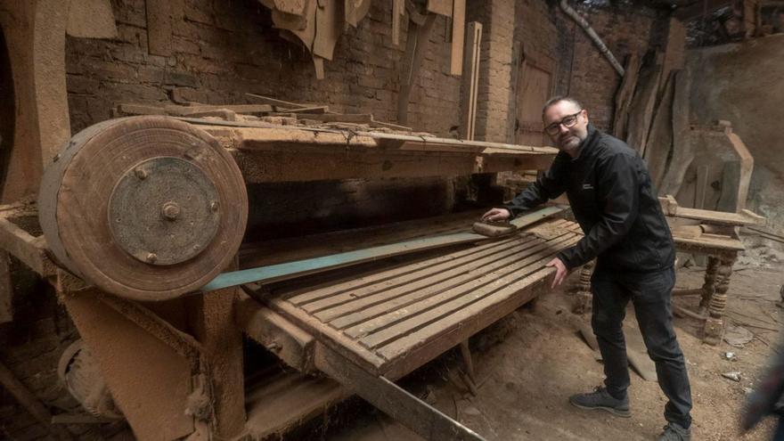 Manuel Fernández, en la actualidad, en el viejo taller fundado por su abuelo. | J. R. VIEJO