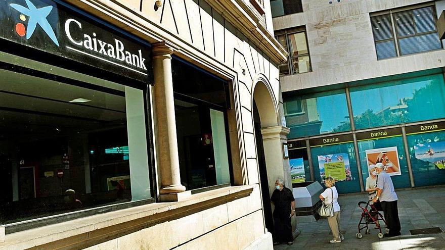 Dues oficines gairebé contigües de CaixaBank i Bankia