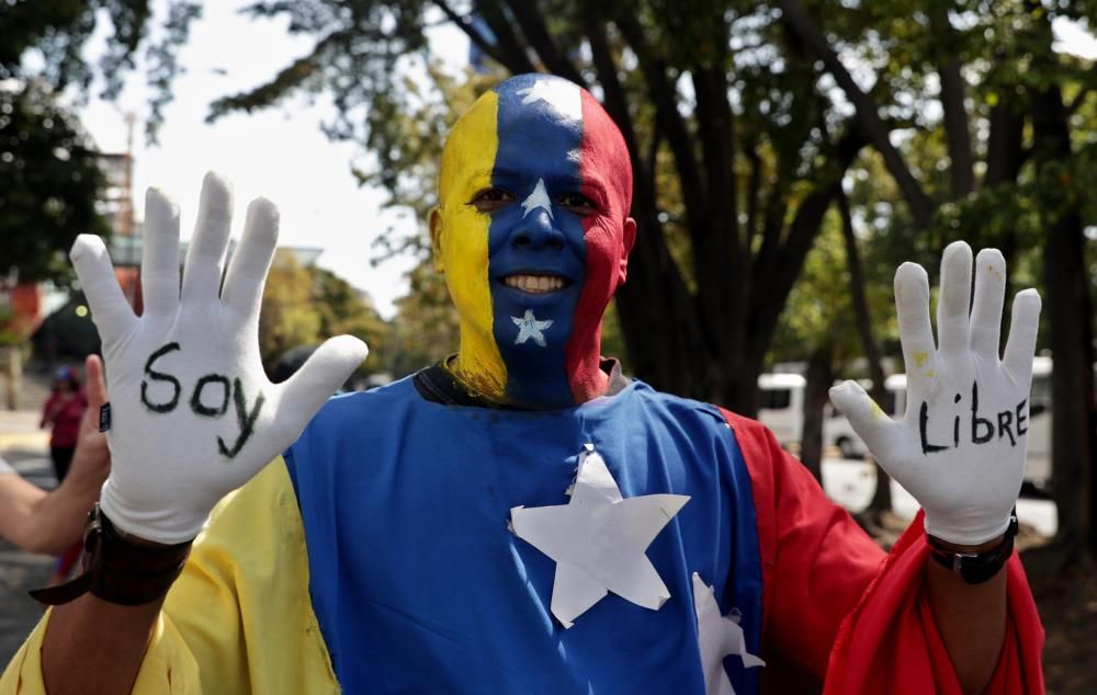 Miles de venezolanos salen a la calle para apoyar a Guaidó.