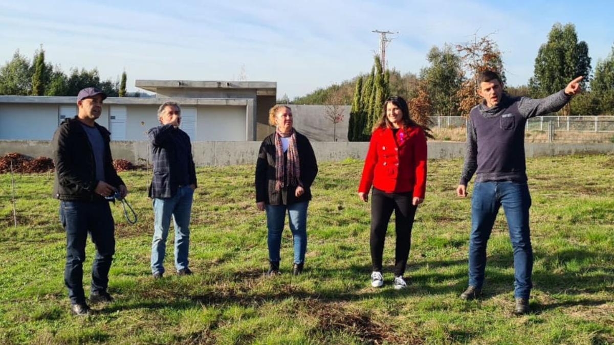 De izda. a dcha.: Jorge Macayo, presidente de la Comunidad de Montes; Xosé M. Rodríguez, alcalde de As Neves; Raquel Novoa, presidenta de la cooperativa; Vanesa Francisco, secretaria de la cooperativa; y Óscar González, concejal, en la parcela donde se ubicarán los paneles . |   // D.P.