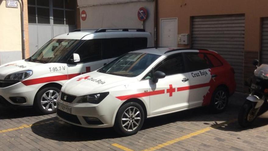 Dos vehículos de Cruz Roja, aparcados junto a la sede en Aldaia.  l. sena