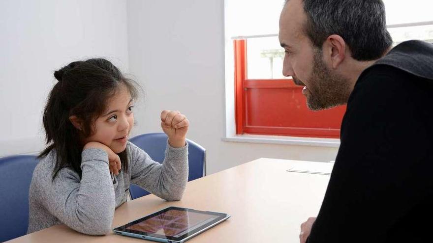 Alberto Bello con una joven usuaria de Down Coruña, durante una sesión de refuerzo educativo.