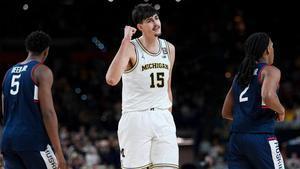 Así domina Aday Mara la final de la NCAA: defensa y ataque en una acción