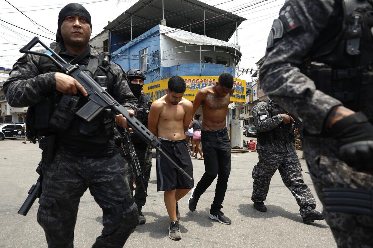 Integrantes de la Policía de Río de Janeiro trasladan a un grupo de personas durante un operativo este martes, en Río de Janeiro (Brasil). .EFE/ Antonio Lacerda
