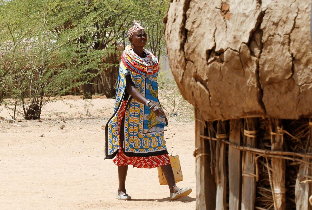 Las mujeres de la tribu Samburu que escaparon de la mutilación genital femenina y otros tipos de violencia de género hacen adornos tradicionales en la aldea de Umoja donde los hombres están restringidos, en Kenia