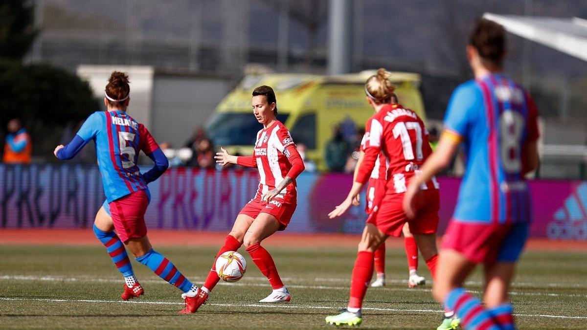 Virginia Torrecilla controla el balón en los minutos finales de la Supercopa