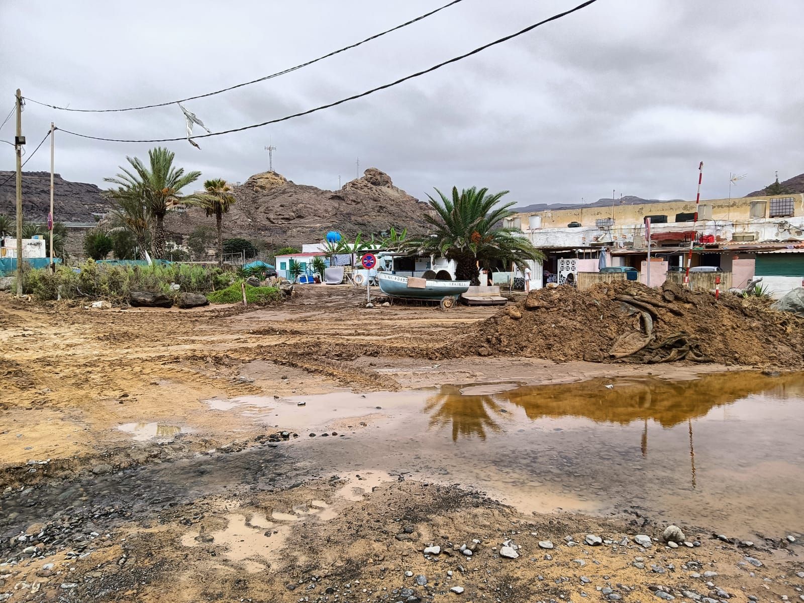 El centro del poblado de Tauro, embarrado como consecuencia de las lluvias de la tormenta Hermine.