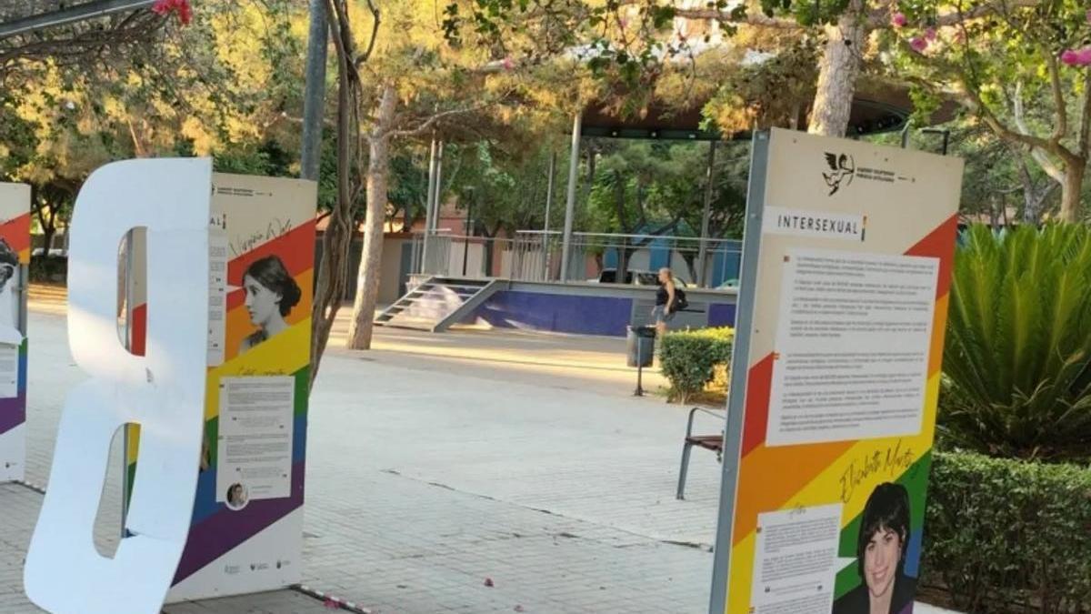 Paneles vandalizados en la Plaza de Europa.