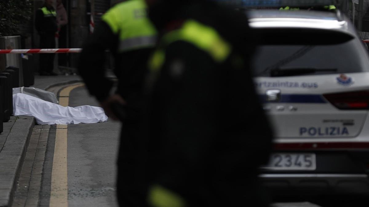 El cuerpo de un hombre que ha muerto en un tiroteo en Bilbao, el 24 de octubre del 2019