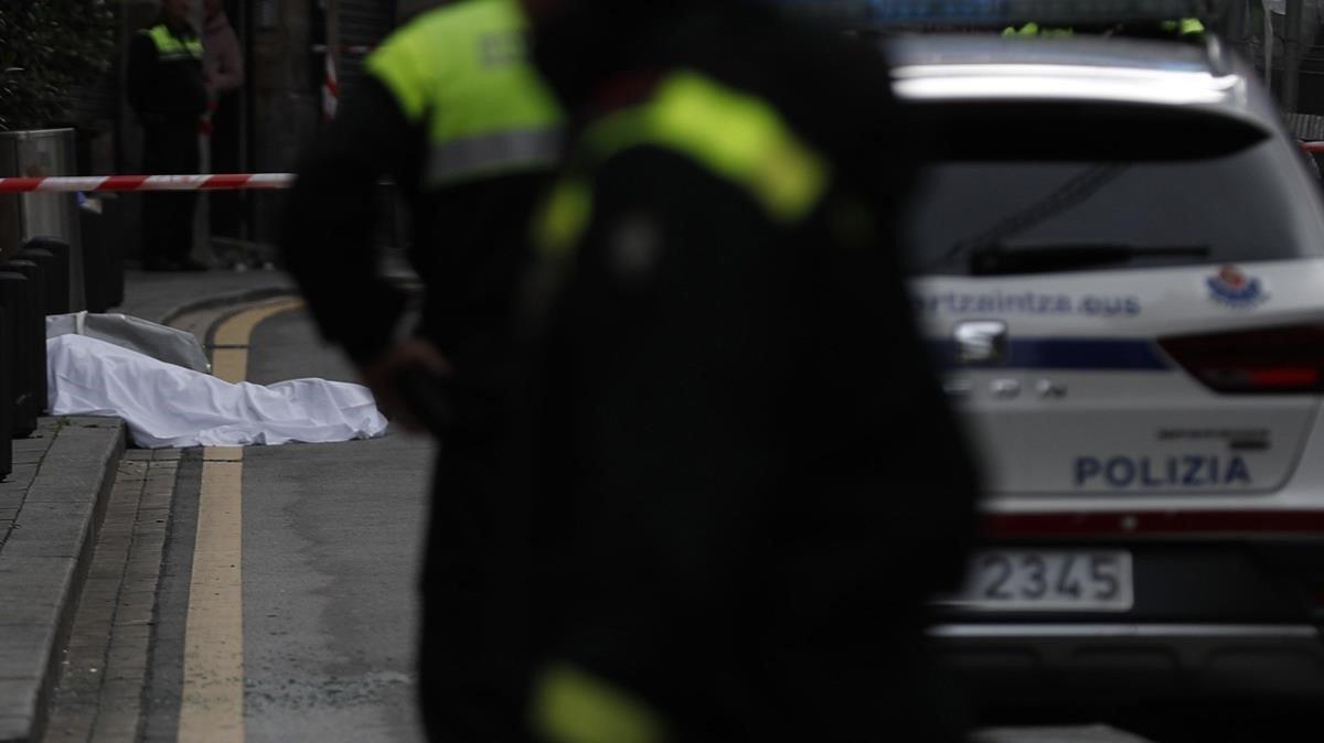 zentauroepp50556728 grafcav9608 bilbao 24 10 2019 un hombre muerto cubierto 191024175419 zentauroepp50556728 grafcav9608 bilbao 24 10 2019 un hombre muerto cubierto 191024175419