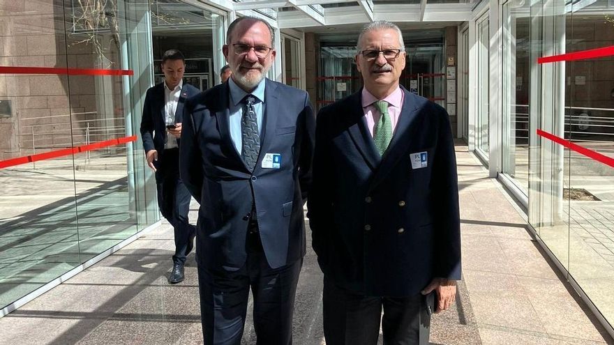 Un padre nuestro por Ayuso y sus señorías diputados: dos pastores evangélicos rezan por sus almas en la Asamblea