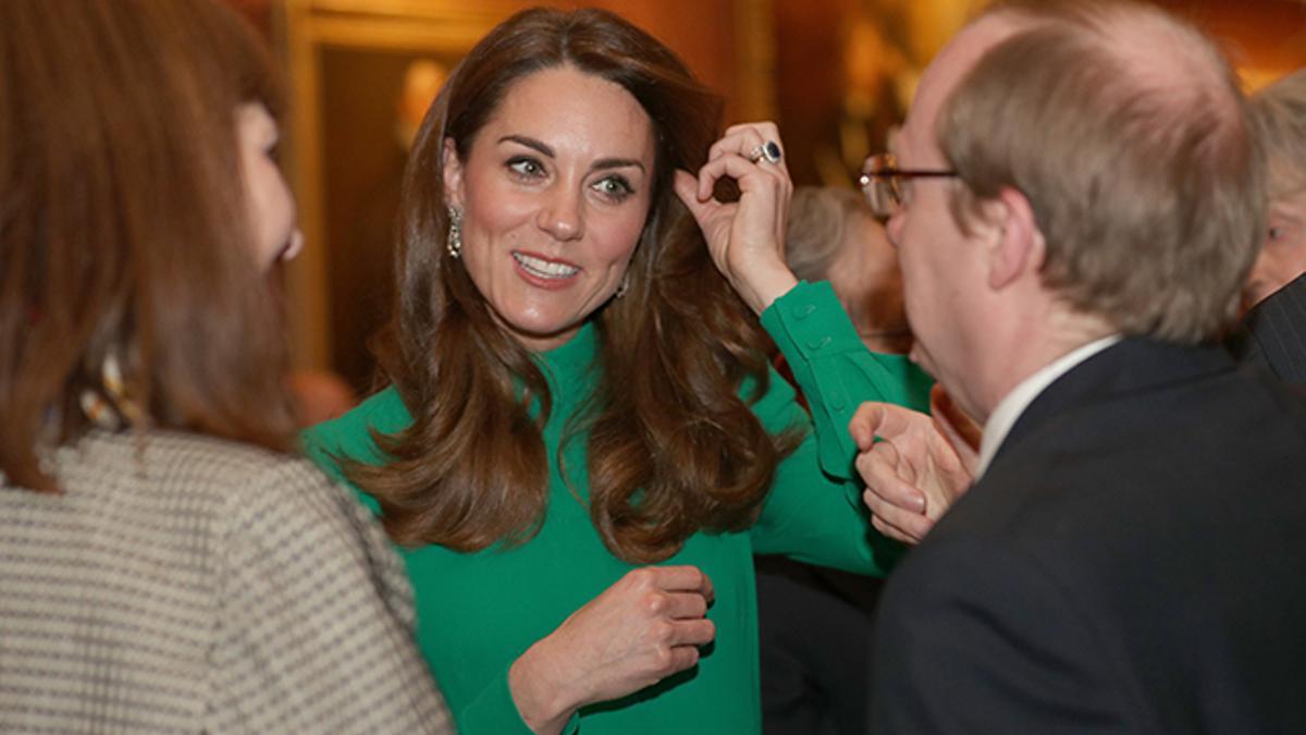 Kate Middleton con vestido verde en el palacio de Buckingham