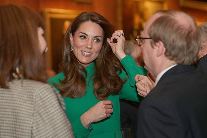 Kate Middleton con vestido verde en el palacio de Buckingham
