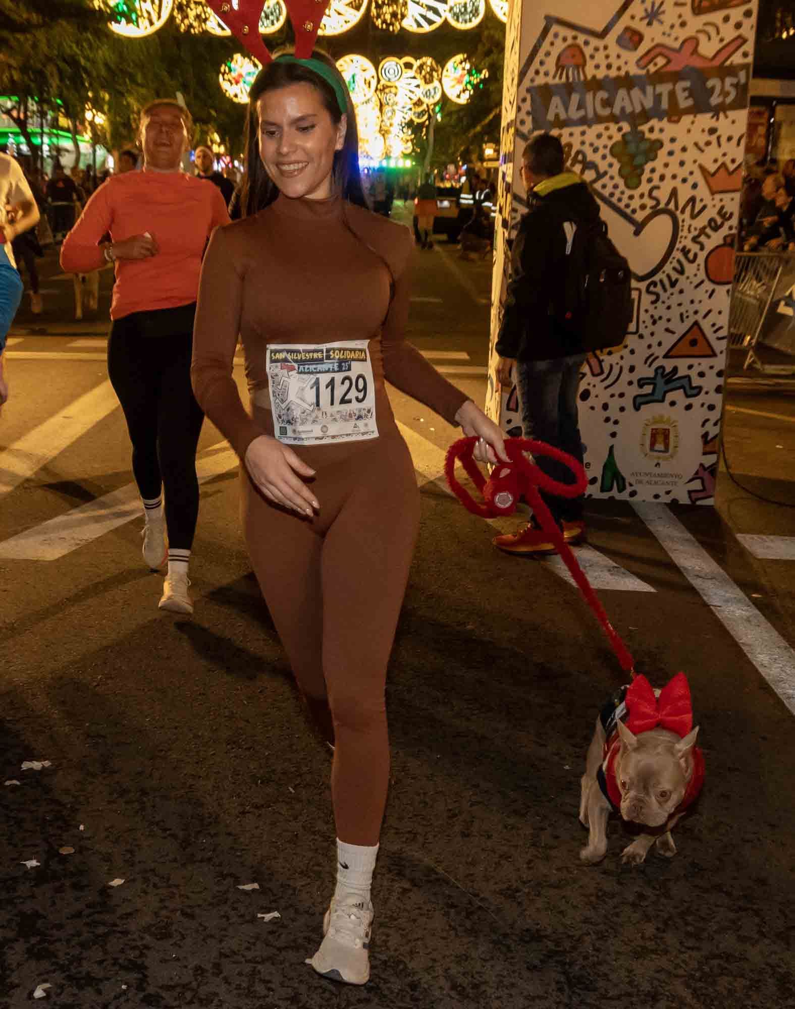 La San Silvestre de Alicante llena de colorido la ciudad