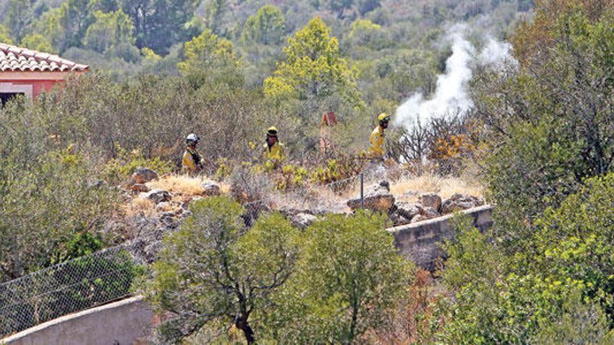 Los servicios de extinción del Ibanat sofocan el incendio declarado ayer en Puntiró.