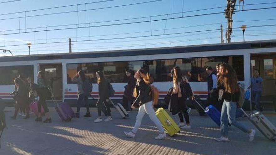 Decenas de jóvenes en el arcén del tren.