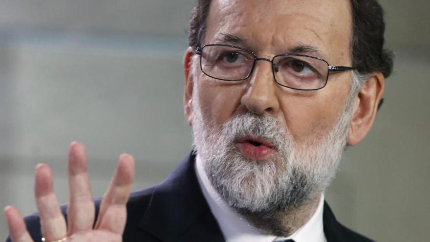 Rajoy proposa convocar eleccions, cessar el govern i restringir les competències del Parlament