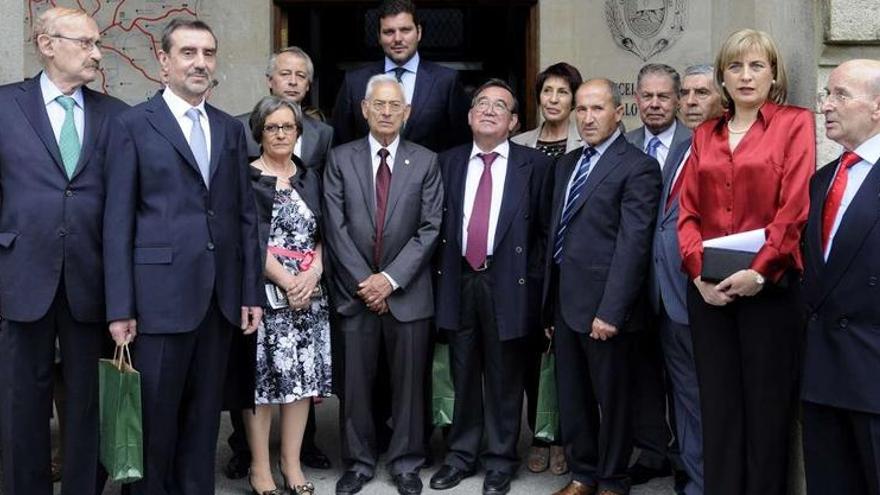 Directivos y premiados por la Asociación de Fillos e Amigos da Estrada, ayer, con el alcalde y el teniente de alcalde.