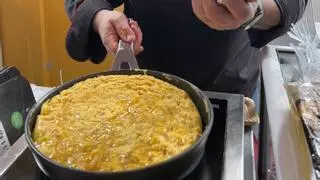 Dale la vuelta a la tortilla sin liarla gracias a este sencillo truco