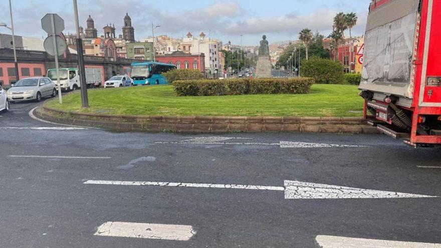 Un camión derrama varias cargas de cerveza en Las Palmas de Gran Canaria