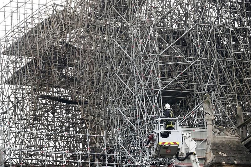 Incendio en la Catedral de Nôtre Dame