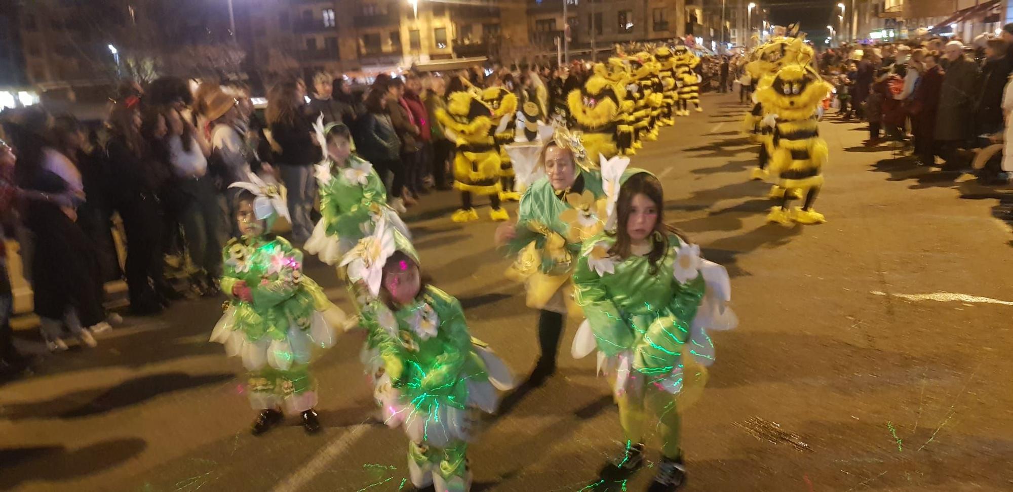 Villaviciosa pinta el mejor Carnaval: explosión de colorido en la cita más multitudinaria de los últimos años