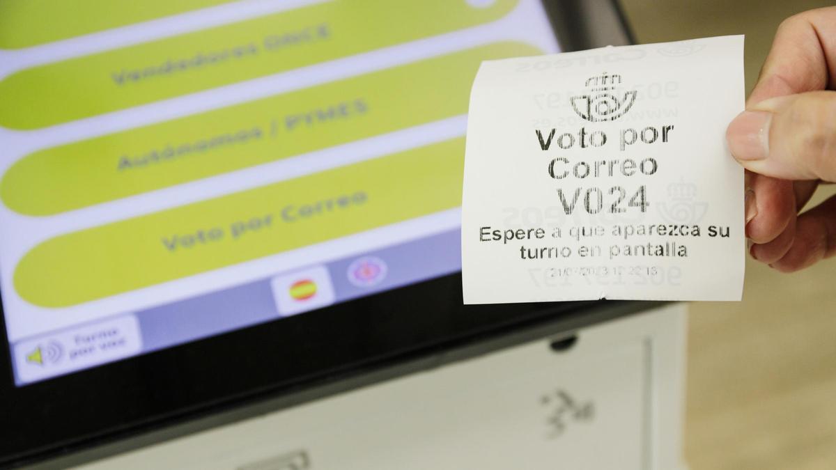 Archivo - Un ticket de turno de voto por correo en una oficina de Correos.