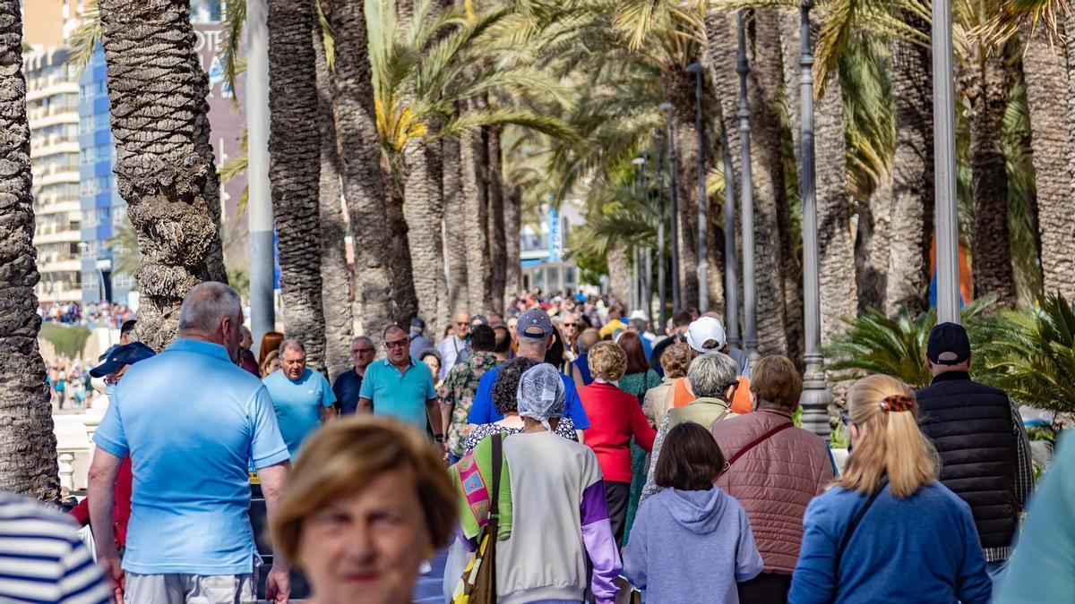 Benidorm informará a los migrantes mientras vota en contra del proceso de regularización
