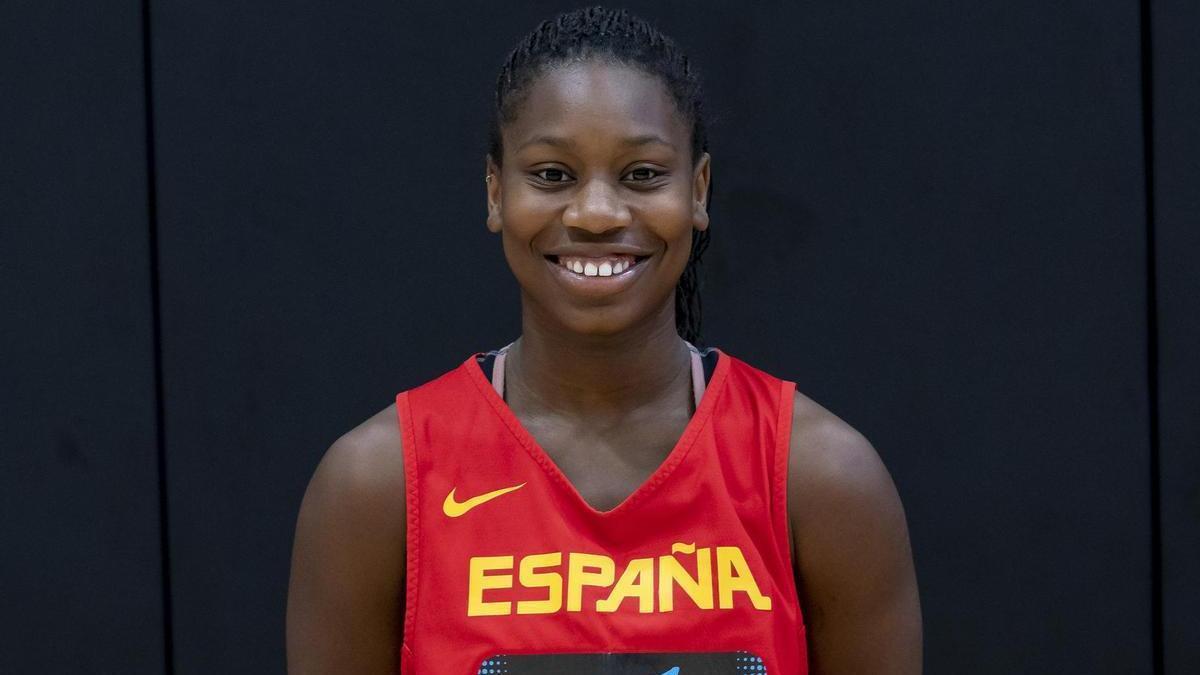 Mama Dembele, en una concentración de categorías inferiores con la selección española en L'Alqueria