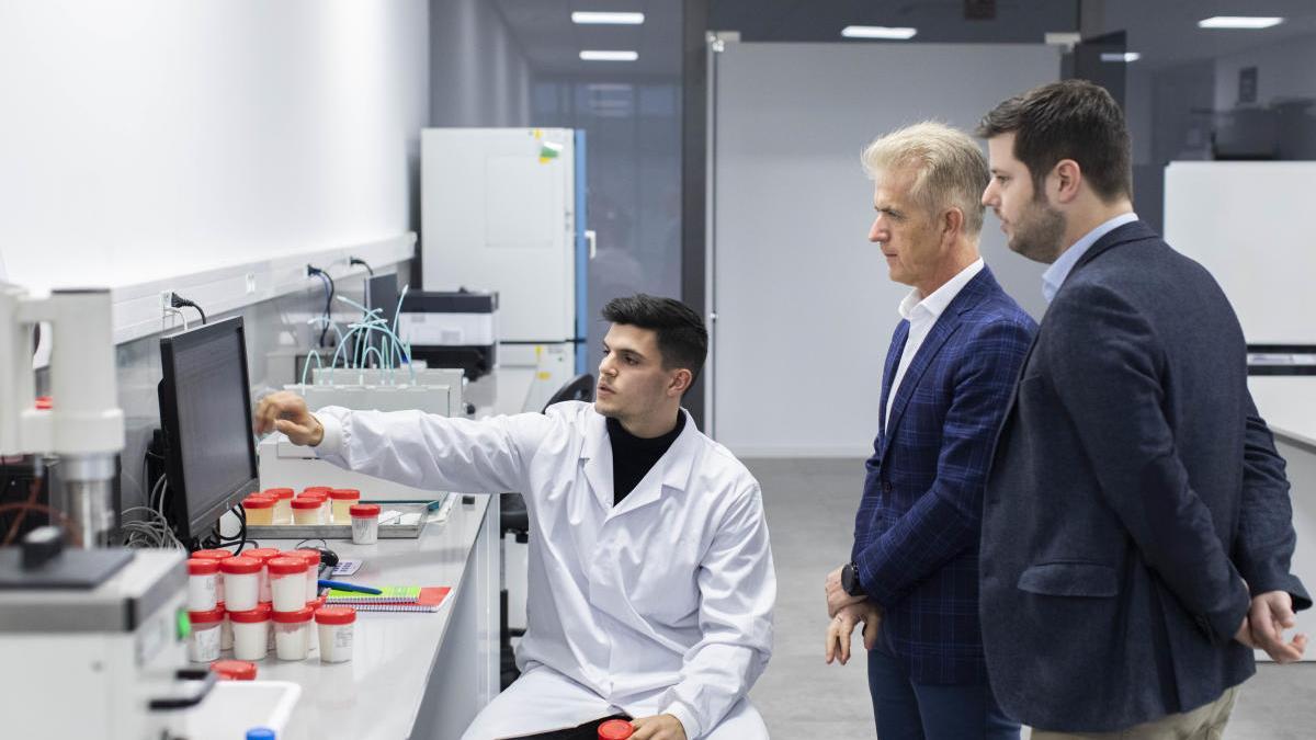 Rafael Juan, consejero delegado, y Pablo Juan, en el centro de innovación de Vicky Foods