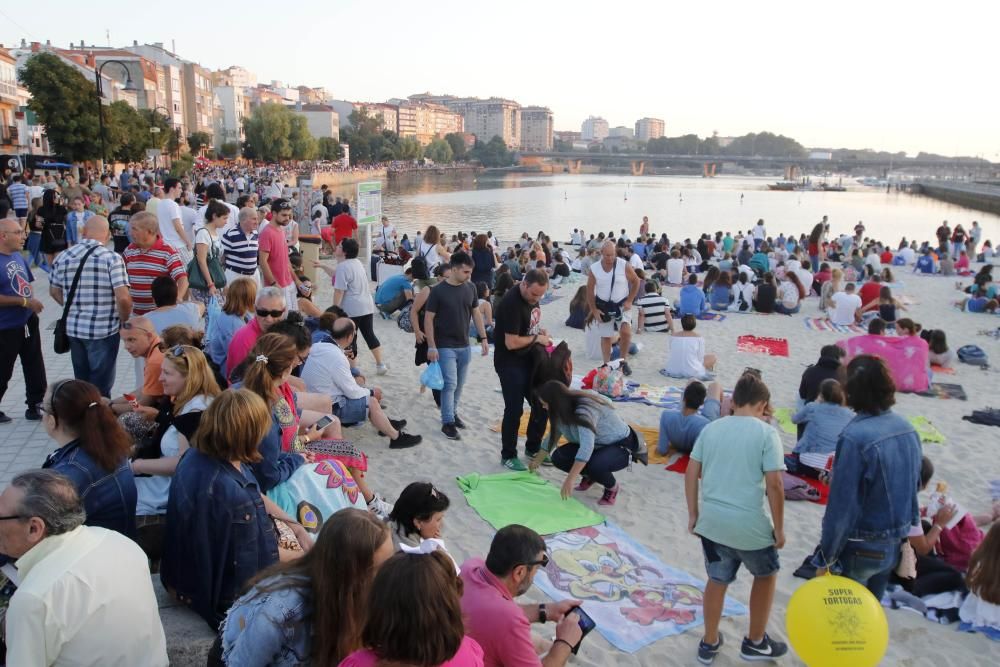 El paseo marítimo, la playa y los alrededores de la villa marinera se llenan de público para seguir el espectáculo Poético Piro-Musical.