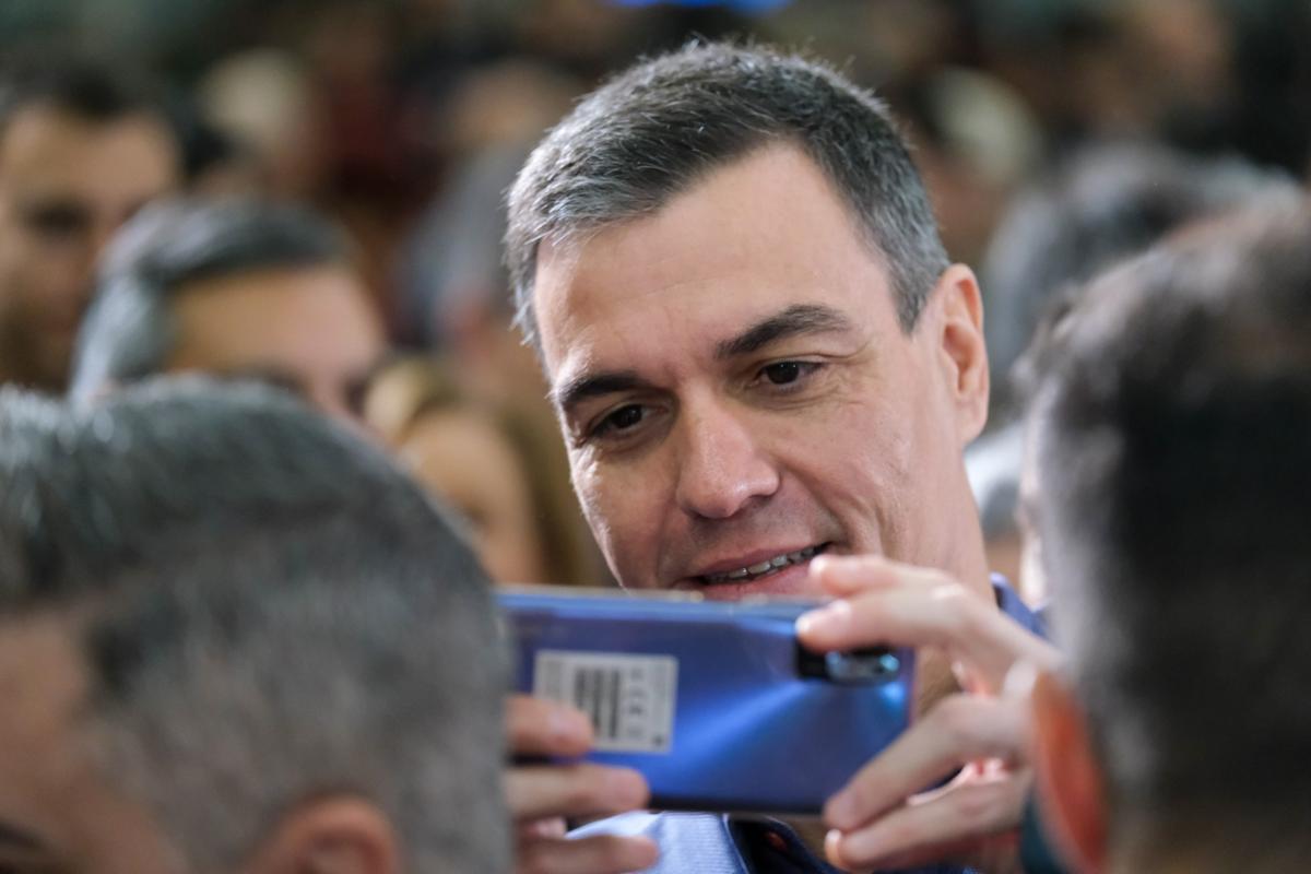 Sánchez, haciéndose un selfie a su llegada al mitin del PSOE de Málaga.
