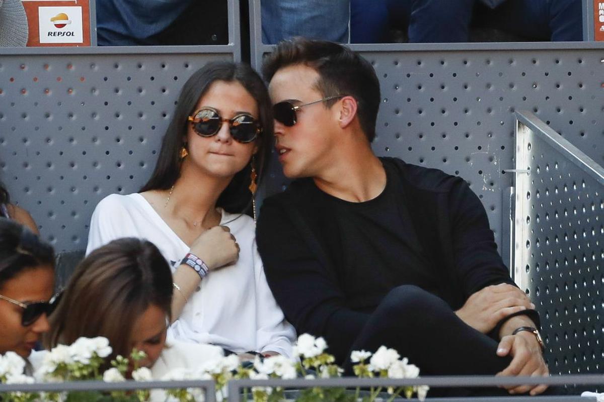 Victoria Federica con camisa blanca en su primera aparición pública junto a su novio Gonzalo Caballero