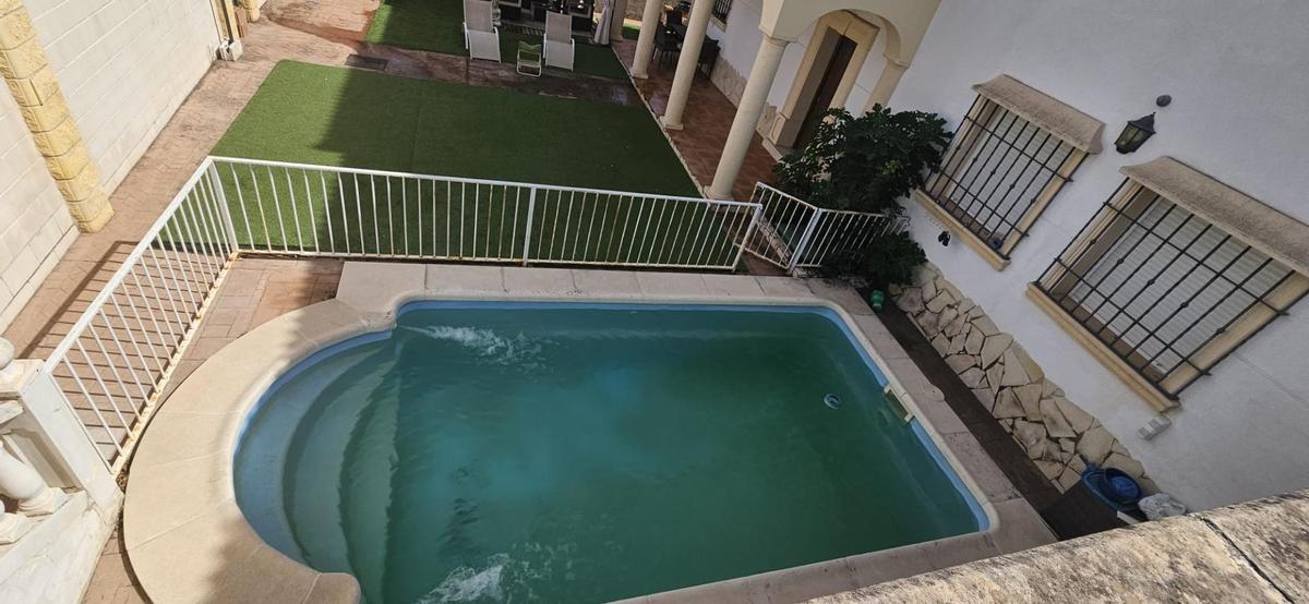 El chalet dispone de piscina privada.