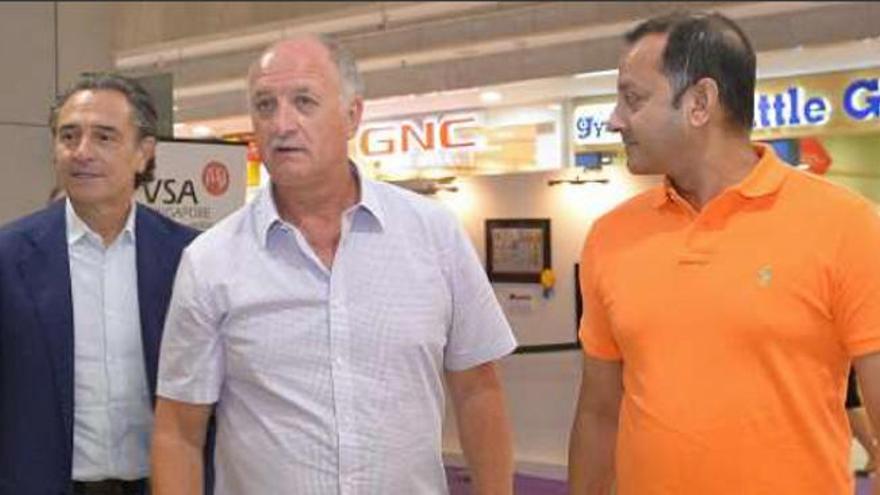 Cesare Prandelli, Luiz Felipe Scolari y Anil Murthy, en Singapur.