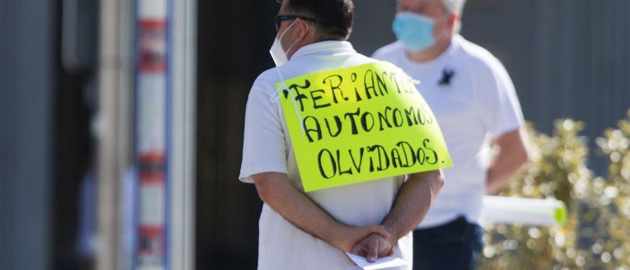 Un feriante madrileño protesta por la falta de ayudas