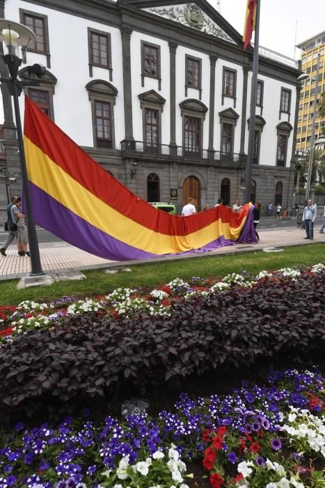 17-07-19 CANARIAS Y ECONOMIA. PARQUE DE SAN TELMO. LAS PALMAS DE GRAN CANARIA. Manifestacion, concentracion y despliegue de la bandera republicana delante del Palacio Militar. Fotos: Juan Castro.  | 17/07/2019 | Fotógrafo: Juan Carlos Castro