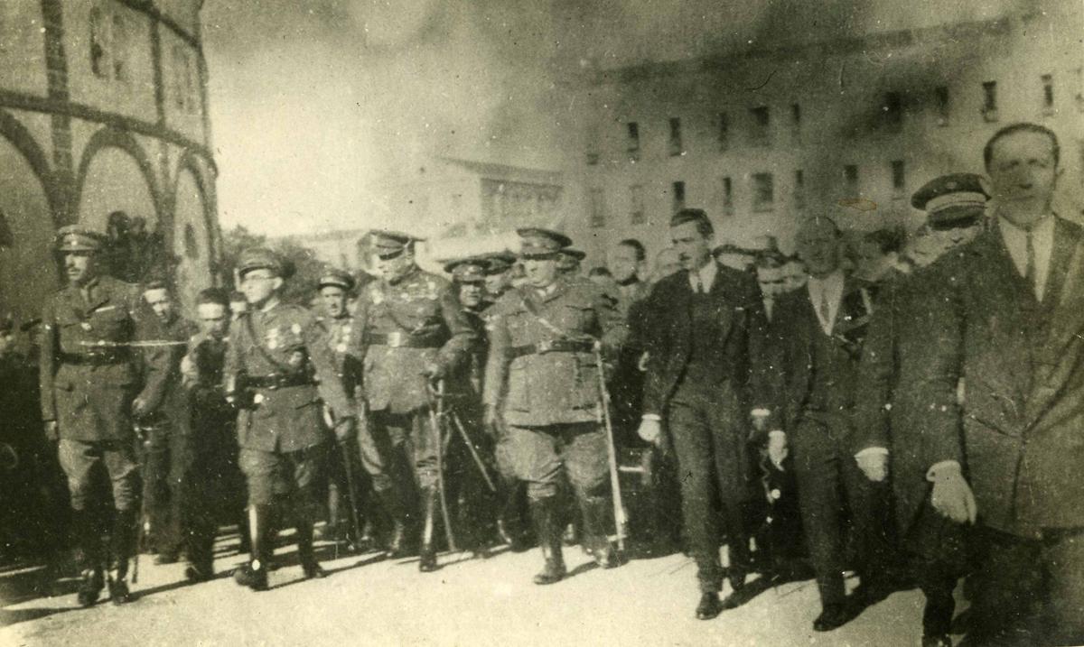 Alfonso XIII visitando el cuartel Infanta Isabel (1928).