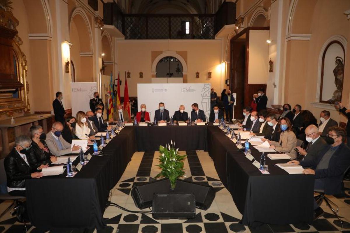Participantes en la primera reunión de los miembros de la fundación Raimon y Annalisa, celebrada ayer en Xàtiva. | LEVANTE-EMV