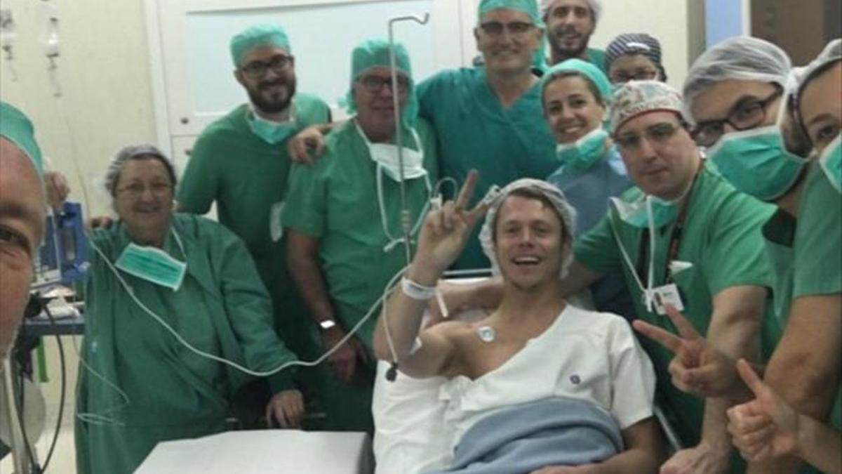 Tito Rabat con el equipo médico que lo ha operado de la clavícula