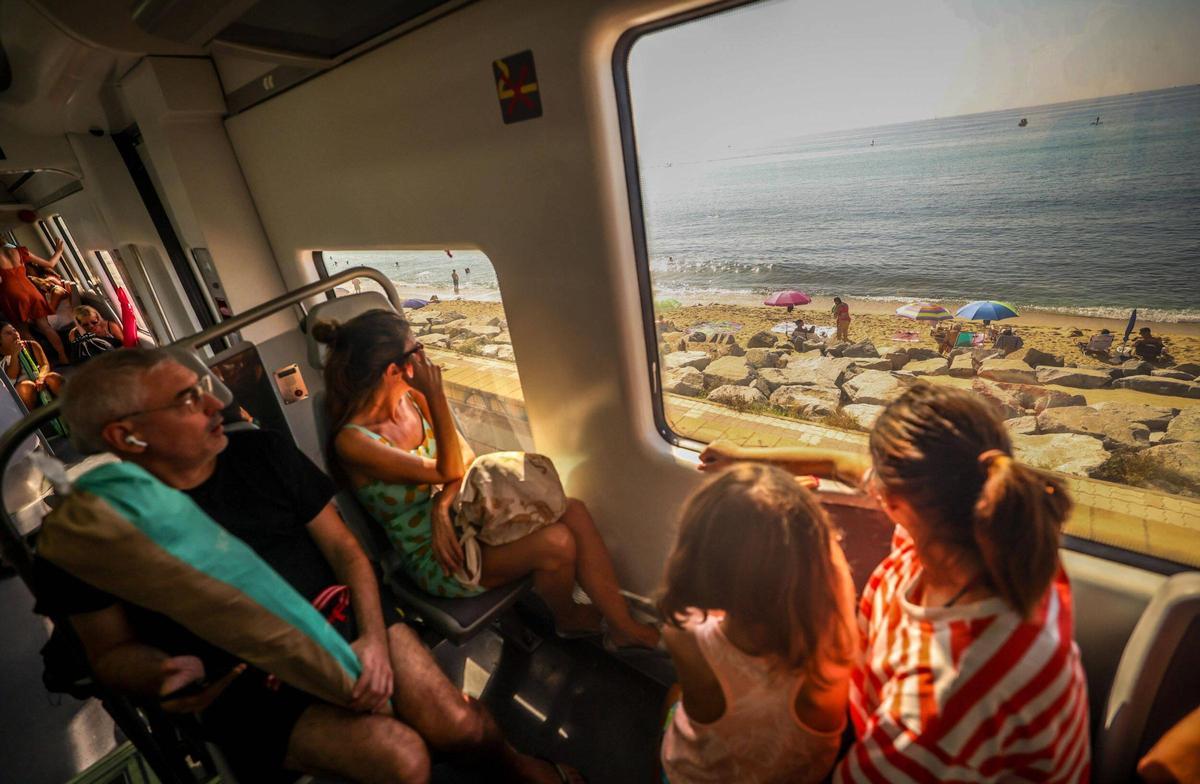 Todos a la playa gratis. Los abonos de tren gratuitos disparan las salidas de barceloneses al litoral del Maresme, el Baix Llobregat y el Garraf. Pasajeros en un tren del Maresme, el 20 de agosto del 2023, en la imagen.