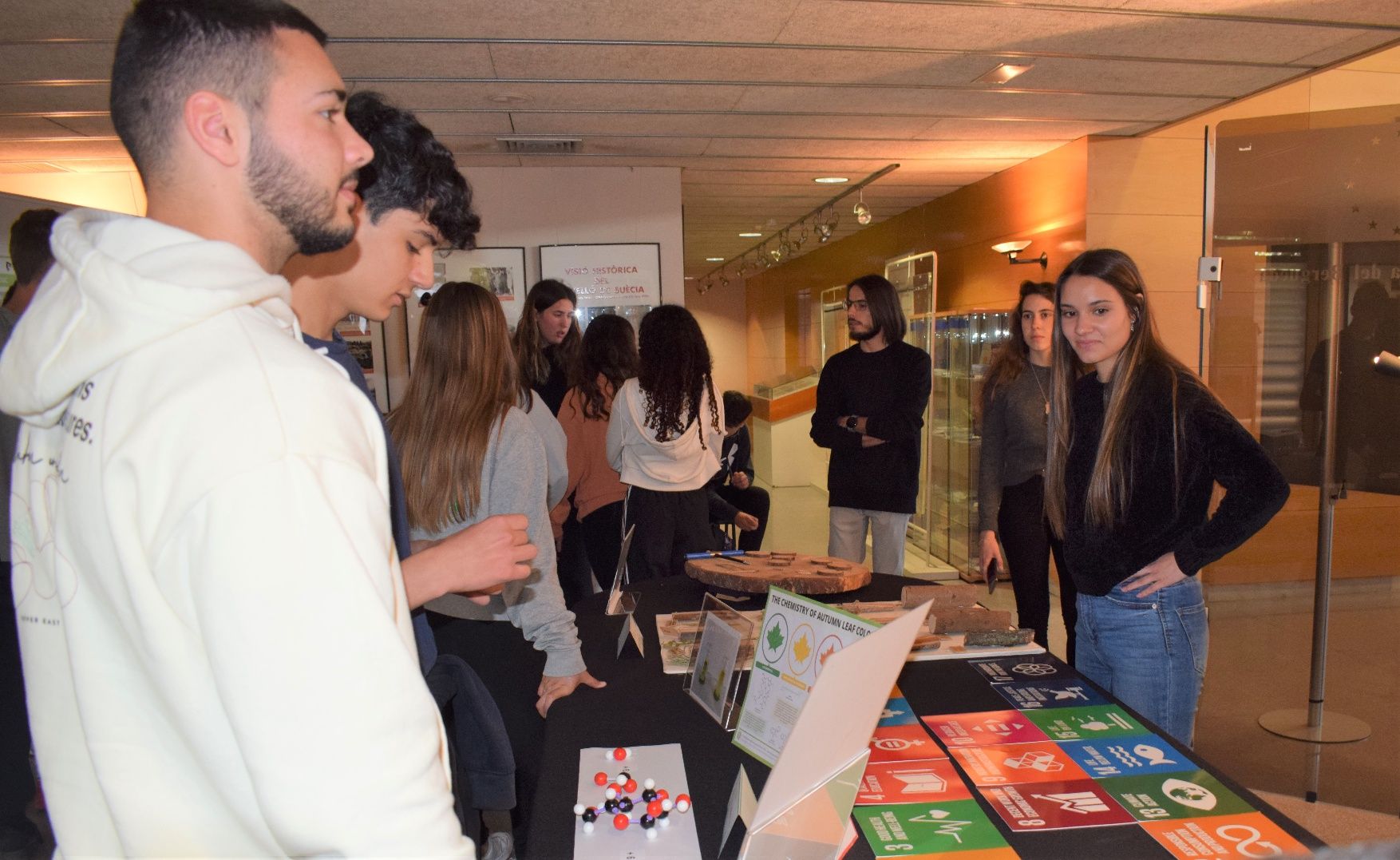 Els estudiants descobreixen projectes científics a la Fira del Coneixement de Berga