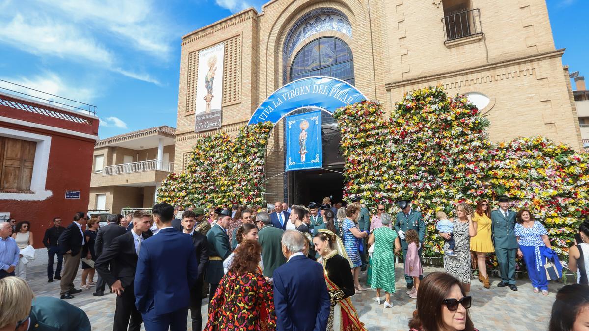 Más de 3.000 ramos a la virgen en Pilar de la Horadada - Información