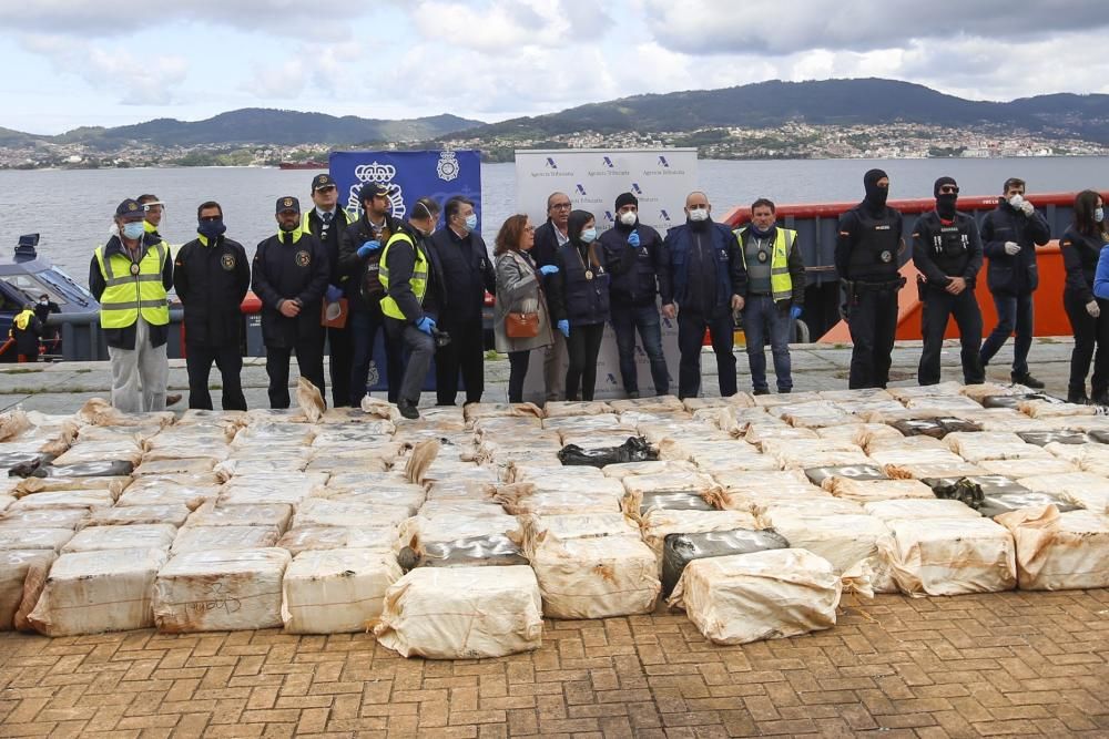 El "karar", abordado en alta mar y en el que se transportaba la droga, llegó ayer al puerto de Vigo . // Ricardo Grobas