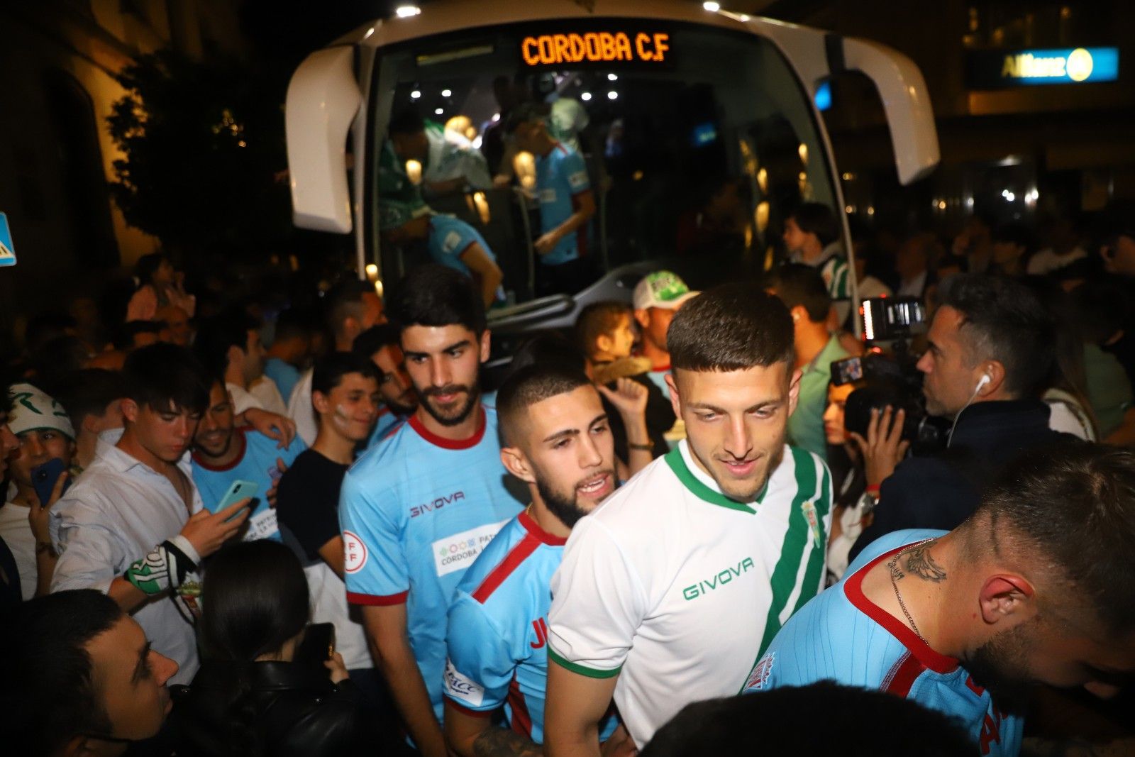 Los aficionados cordobesistas celebran el ascenso en Las Tendillas