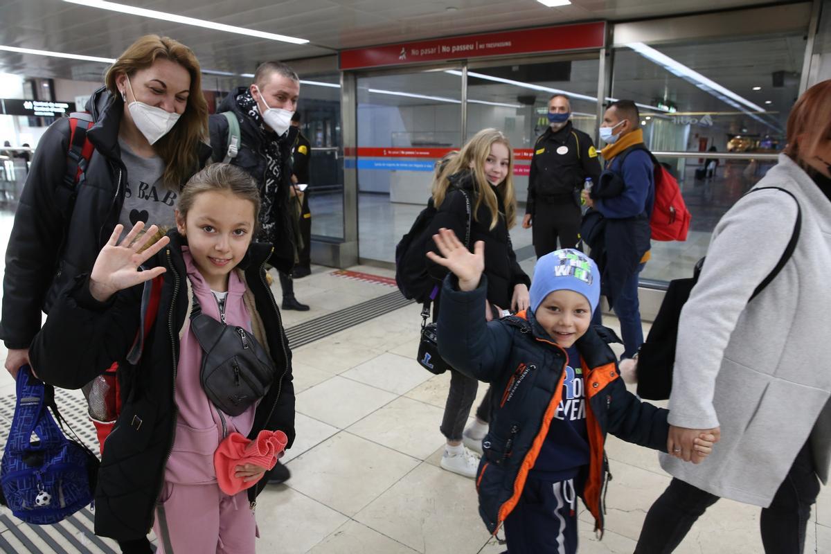 Llegada de refugiados de Ucrania vía París en la estación de Sants