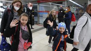 Llegada de refugiados de Ucrania vía París en la estación de Sants