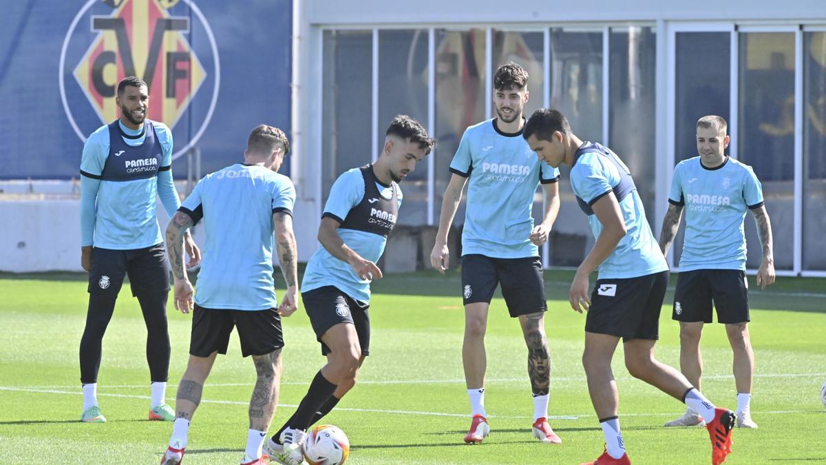 Manu Morlanes controla el esférico durante un entrenamiento del Villarreal.