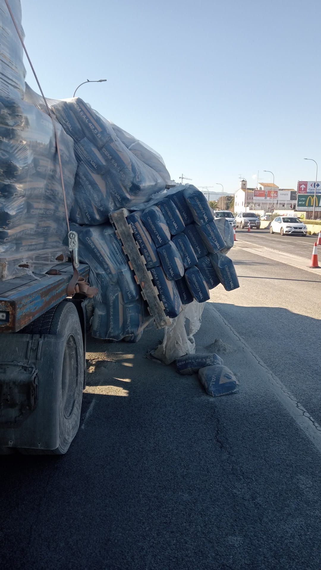 Un camión pierde la carga en la incorporación de la Vía de Cintura a la autopista de Llucmajor